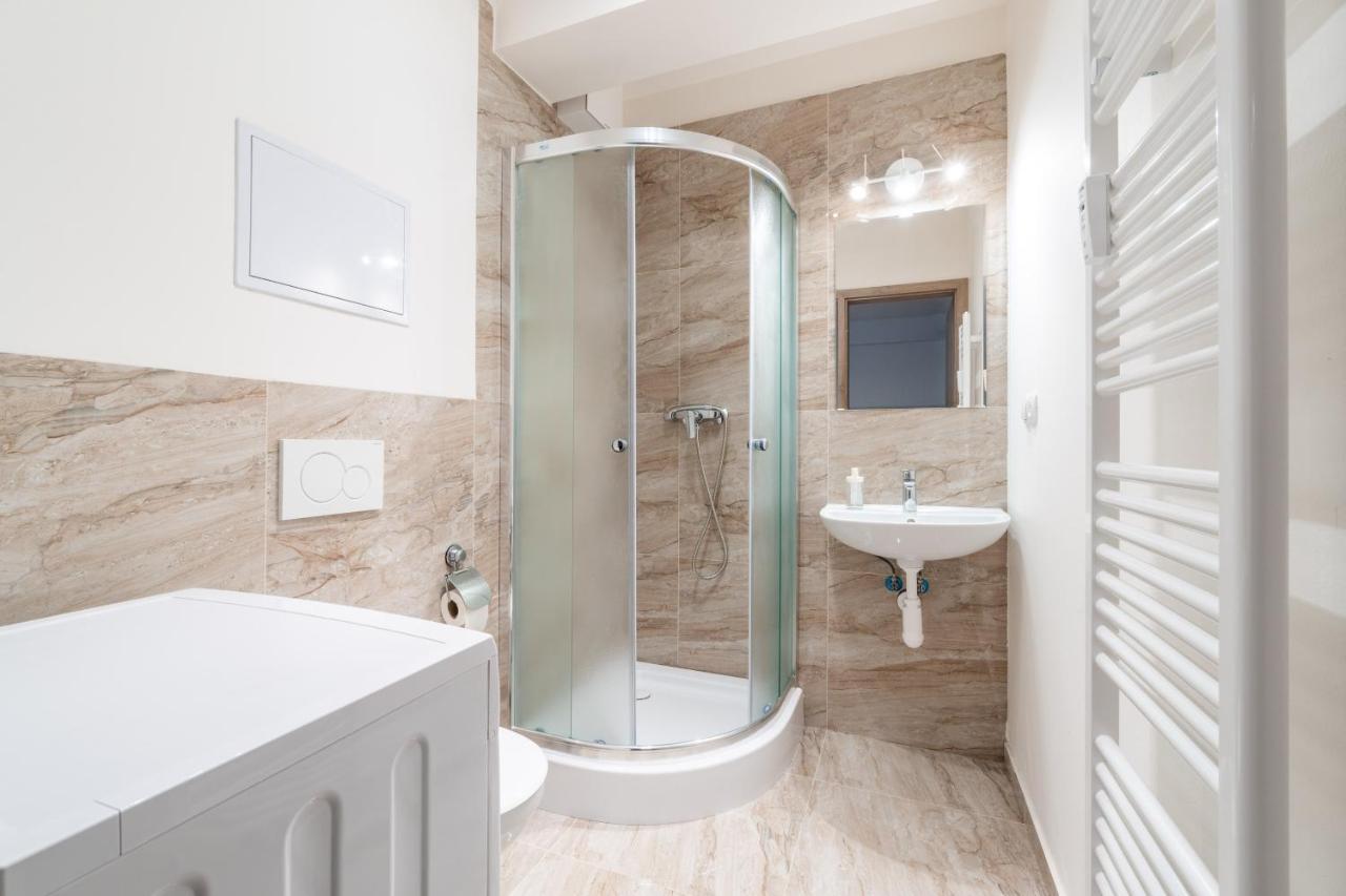 Brand New # 42 In Brand New Building With Free Parking In The Center Praga
